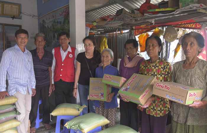 Châu Thành: Hội CTĐ tặng quà cho đối tượng khó khăn xã An Ninh, xã Phú Tâm